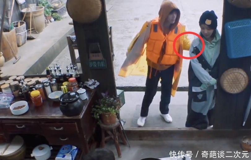 杨紫 牵手?搭肩?张艺兴和杨紫,你们现在都不避人了吗?