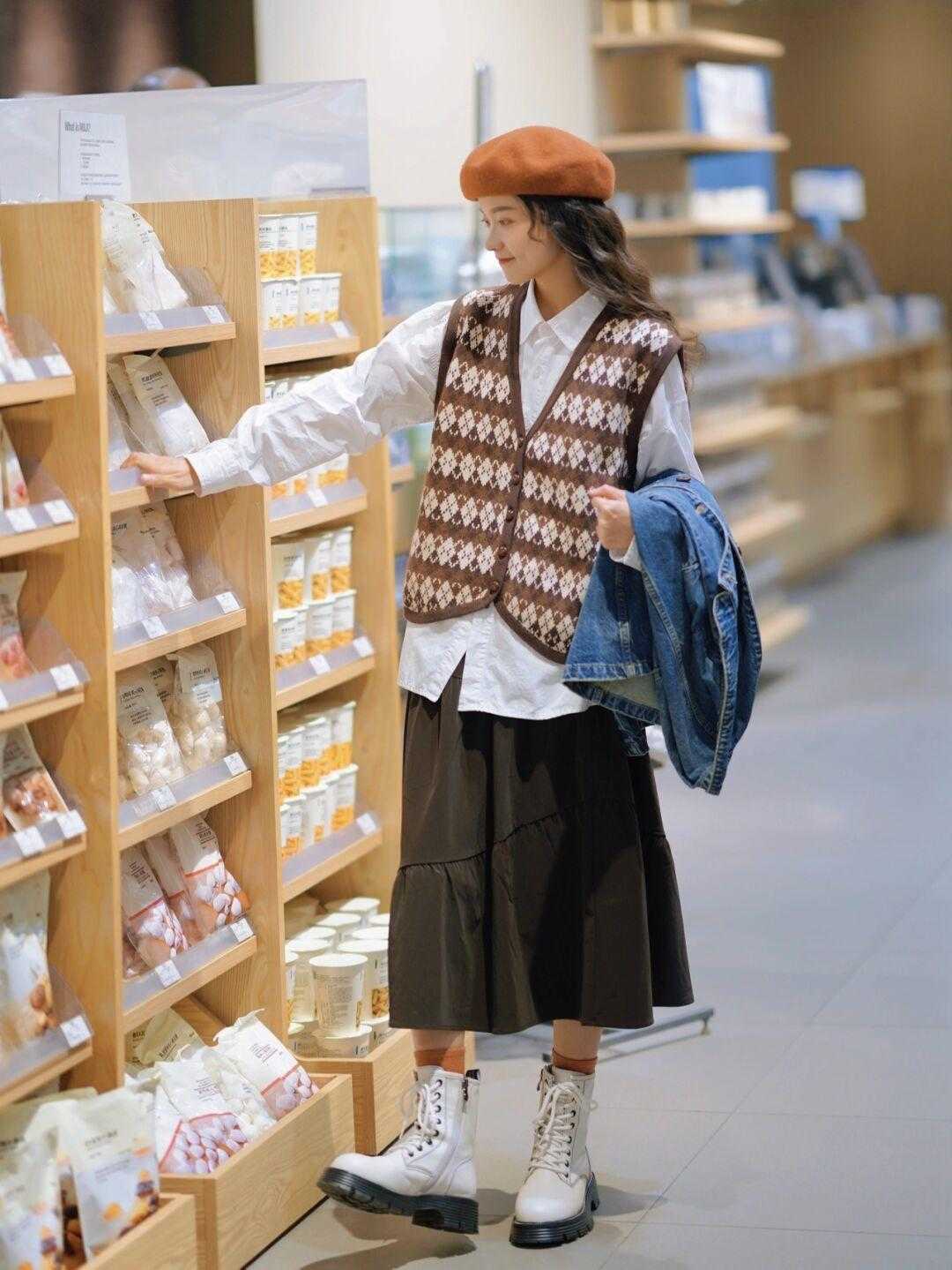 下半身|秋季如何穿搭?牛仔外套搭配半身裙,普通女生也能穿出高级感