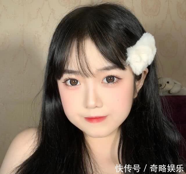 脸大却很漂亮的女生，这几点太明显，难怪不遮脸也有高颜值