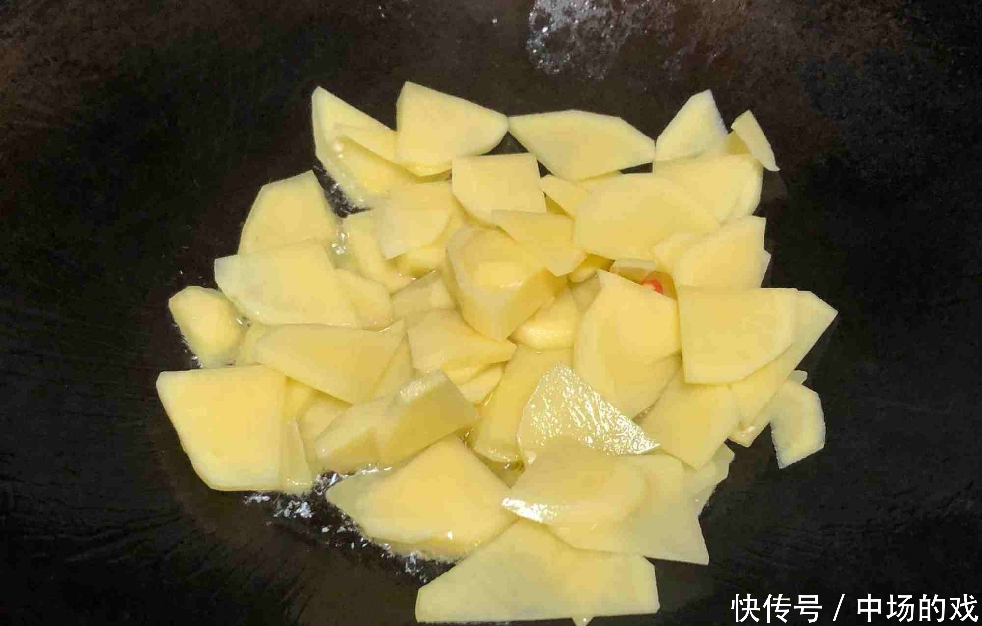  排出|土豆和它炒是“天然泻药”，排出黑臭宿便，口臭都没有了！