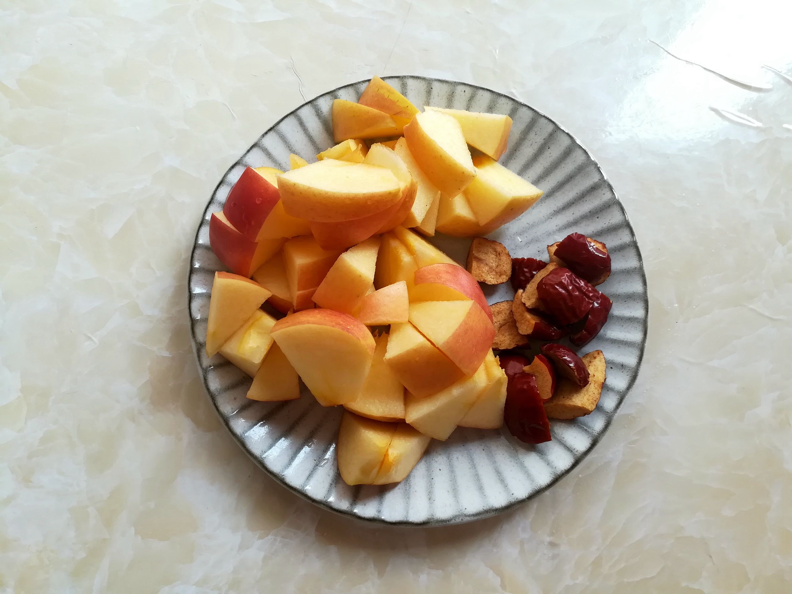 1杯麦片1个苹果，营养丰富易吸收，早餐喝一碗，整天能量满满的