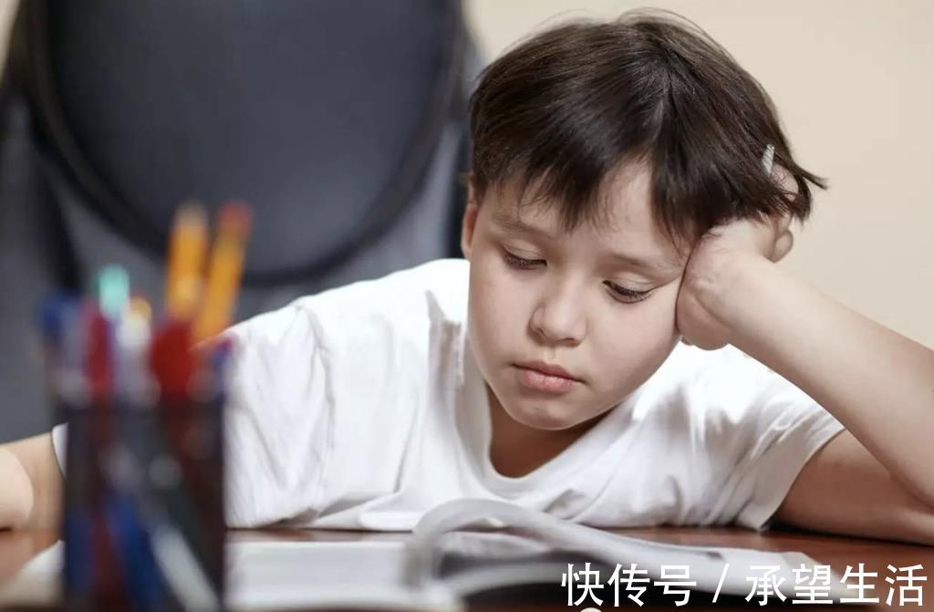 孩子|新型“啃小”模式正在流行,摧毁了孩子的童年,父母却乐在其中