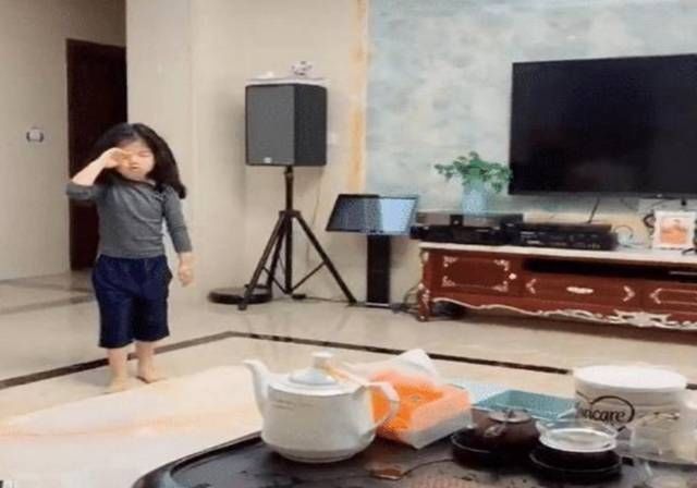 羡慕|弟弟“伺候”姐姐穿衣洗漱,二胎家的这种“暖”,羡慕不来