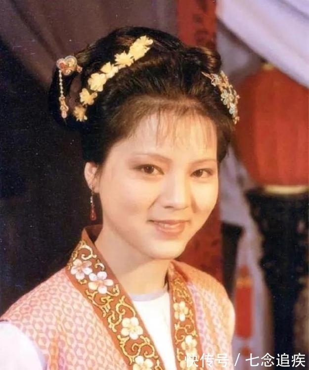 袭人之母&袭人拿自己的东西给宝玉用，是有意泄露自己与主子云雨的隐事