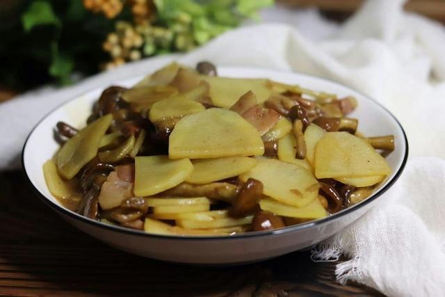 腊肉|这菜是“碱性食物”，女人常吃，嘴巴不臭，头发乌黑，皮肤也嫩了