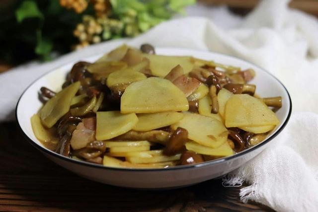 腊肉|这菜是“碱性食物”,女人常吃,嘴巴不臭,头发乌黑,皮肤也嫩了