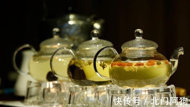 喝茶为用专门的茶具而不用普通的玻璃杯