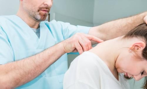 颈椎病|睡觉不用枕头真的对身体好吗？颈椎病患者枕头选择的“3点”建议