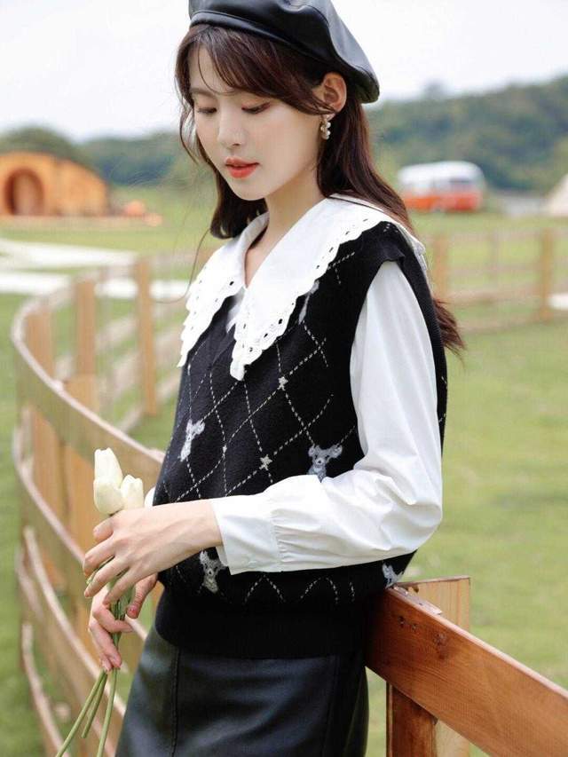 马甲|毛衣马甲背心穿搭指南，泡泡袖衬衫+牛仔裤，怎么看都显得很洋气