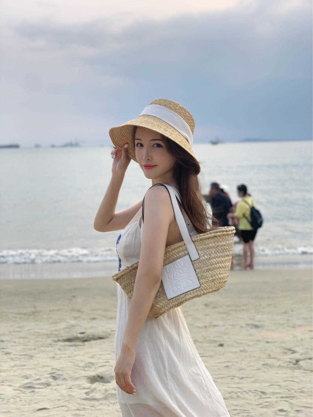 海滩|夏季，去海滩怎么穿才时髦？穿一字肩+牛仔裤高级优雅，清爽大气