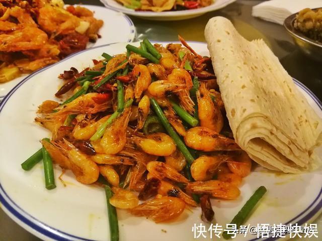 烙馍|8道凉菜，15道热菜，农家院的团圆饭总花费588元，网友说：太值了