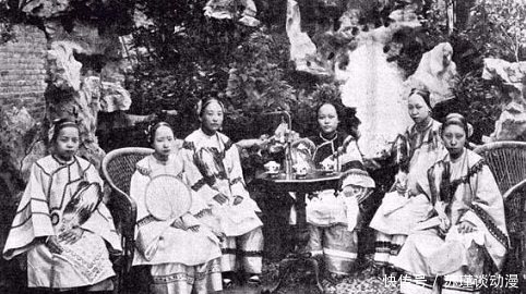 街头|清朝真实老照片:百姓街头拔牙,最后一张贵族女子在花园里闲聊!