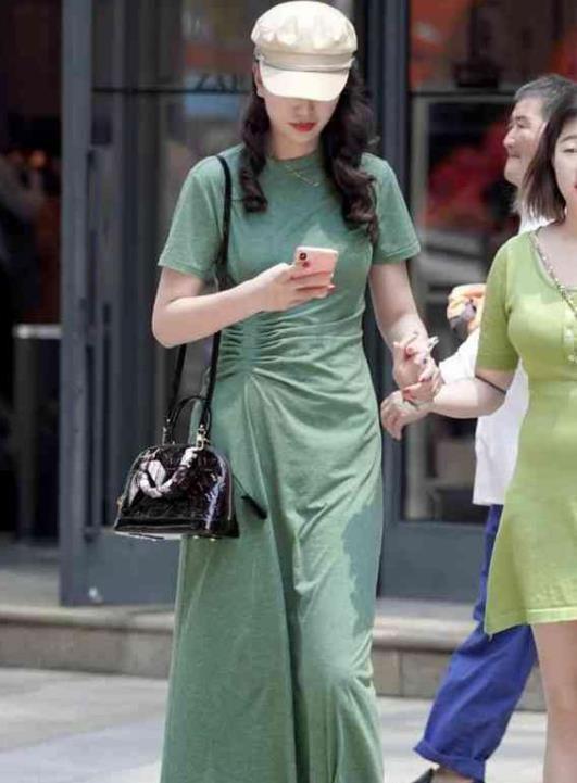 街拍：妍姿俏丽的美女，身穿白色的长袖连衣裙，唯美大气