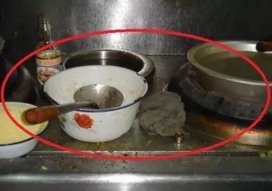 教你不用一滴水,1年没擦的灶台,两三下焕然一新,省时又省力