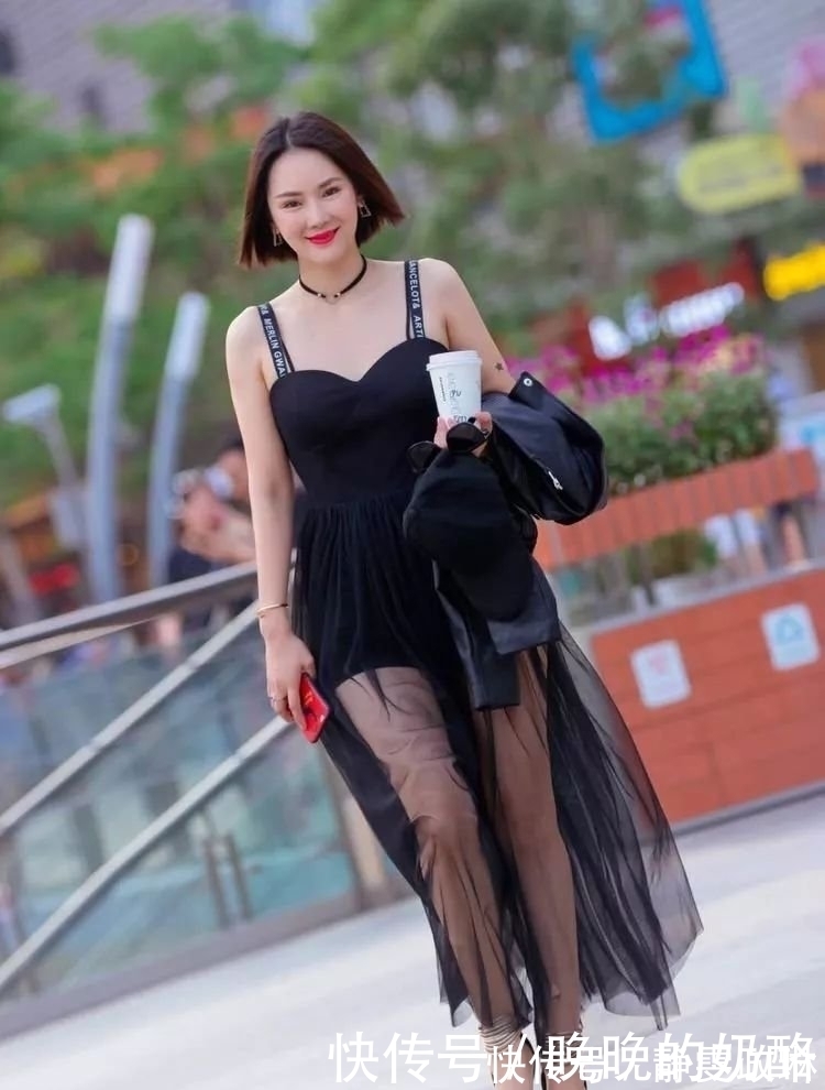 街拍|街拍:美女白色T恤搭配黑色裤,简单的黑白配立马提升了时尚感