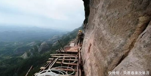 悬崖上的玻璃栈道是这样修筑而成的，看完之后我沉默了