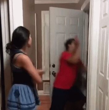 |搞笑GIF:小姐姐真是个狠人 下次过来记得带个铁盆