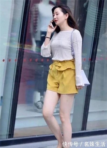 长发披肩|街拍:美女粉色V领连衣裙,长发披肩,身材玲珑有致