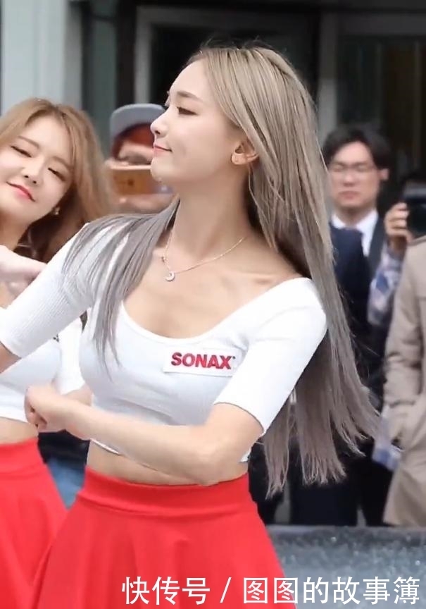 透着一|街拍:清纯的车模美女,甜美白净,气质出众