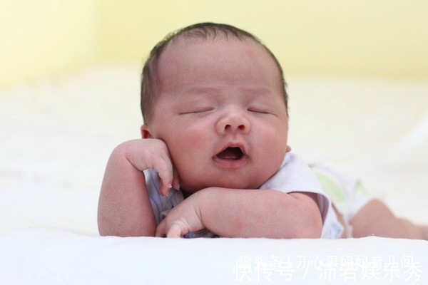 大动作|宝宝1周岁以内,睡觉时若有这三种表现,代表大脑发育很好,恭喜