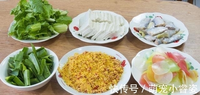 晒晒一家4口的晚餐，全是家常菜，用心搭配，家人爱吃，顿顿光盘