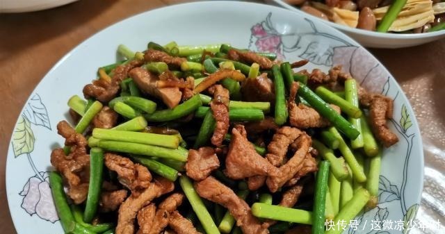 三口之家的周末晚餐,都是家常菜,花了不到30块,荤素搭配味道香!