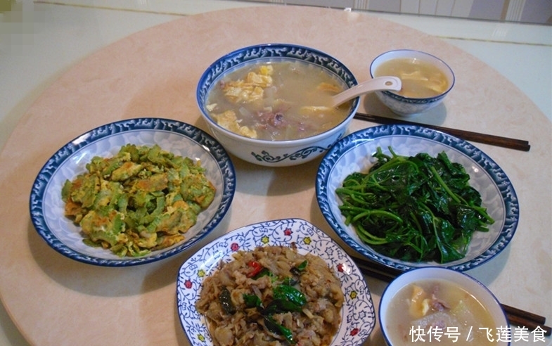 和婆婆在家吃午饭,10块钱不到做了三菜一汤,营养丰富真实惠