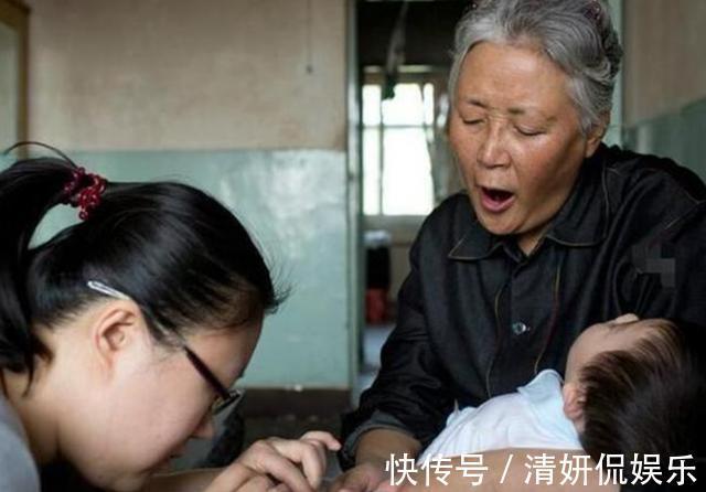 监控|5岁女儿独睡2米大床,却总说“很挤”,宝妈看完监控后忍不住大哭