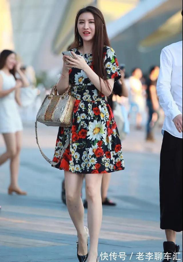 高跟鞋|女生穿搭碎花裙,感受夏日的别样风情,潇洒美丽又有韵味