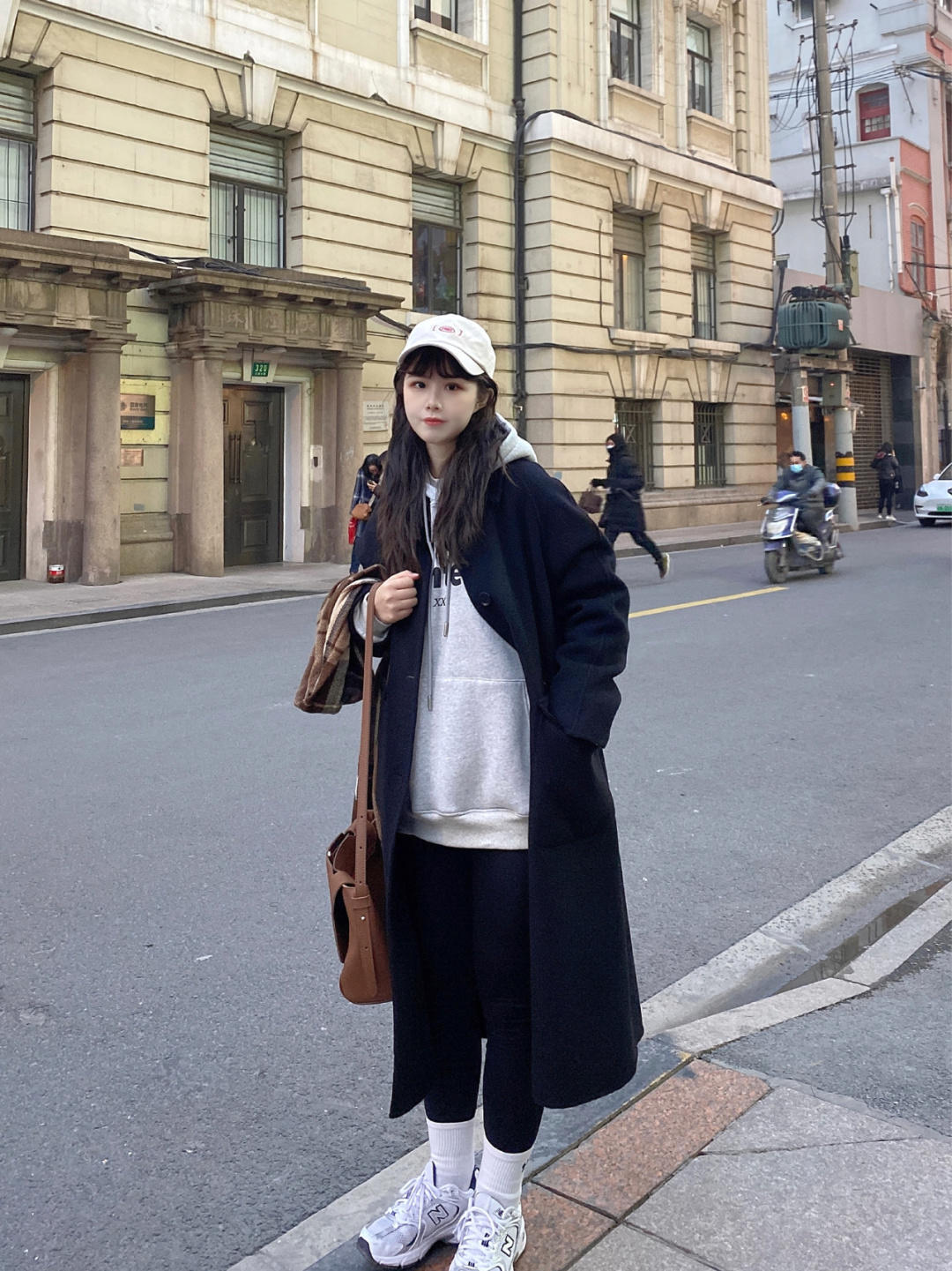 黑白配|觉得大衣厚重?试试卫衣叠穿技巧,让你瞬间化身韩系美女,超好看