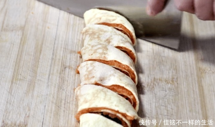 大雪过后,我家早餐常吃它,一卷一切,好吃好看,一顿一盘不够吃