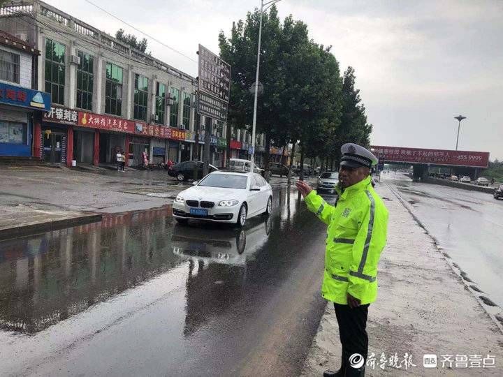 路段|邹平交警：雨中坚守执勤岗位 全力救援受困车辆