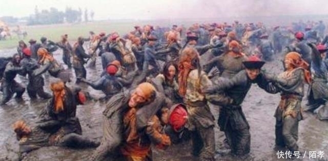 异样|曾国藩见地上青草颜色异样，下令用热汤灌入，随后哀嚎声四起