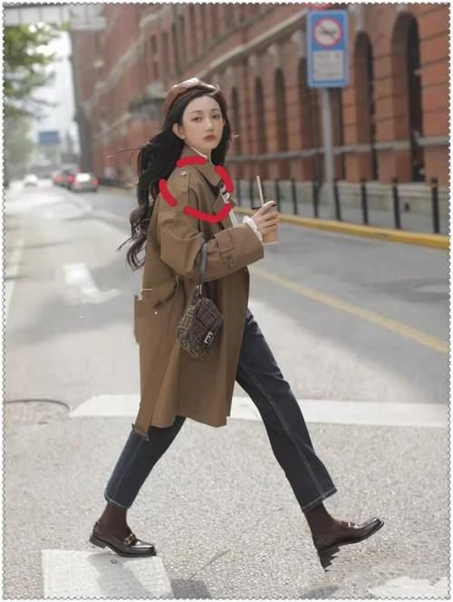 早春穿风衣，颜色和搭配这样选，远离路人感