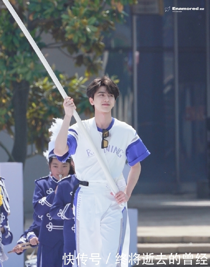 蔡徐坤今日《奔跑吧》路透来袭 运动会上的小小扛旗手甜度爆表可爱炸裂!