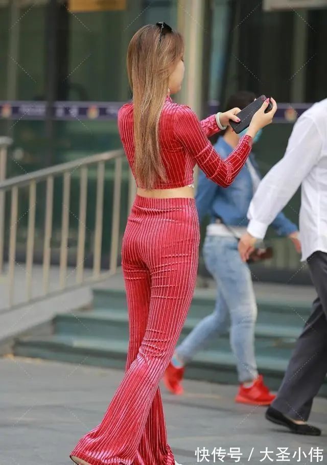 过膝长靴 美女街拍:红色修身长袖搭配红色打底裤,简约舒适风格,拉长腿部的长度
