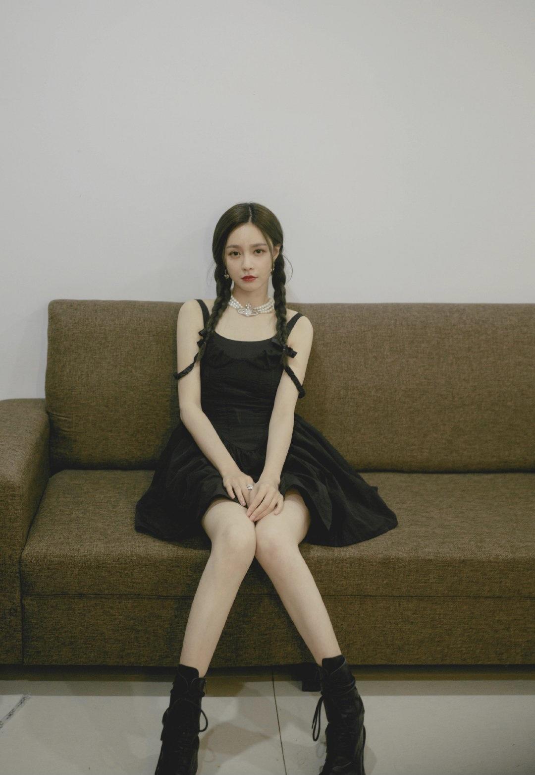 贵妇范|伏明霞“阿姨辈”最有贵妇范的,穿拼接连衣裙出席活动,高贵优雅