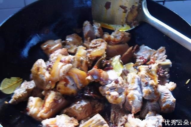 冬天|冬天要多吃羊肉,加1根萝卜做红焖羊肉,不腥不膻,好吃解馋