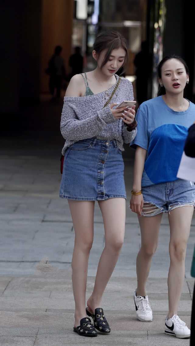 满分|路人街拍今夏流行“星星鞋”搭配斜肩衫,潮流感满分,美得吸睛