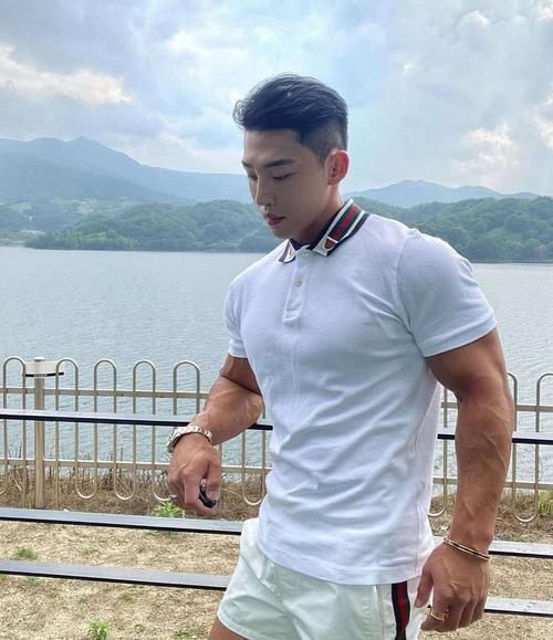 肌肉型男|胸肌＋八块腹肌＋麒麟臂，90后肌肉型男好精壮，给人真有安全感