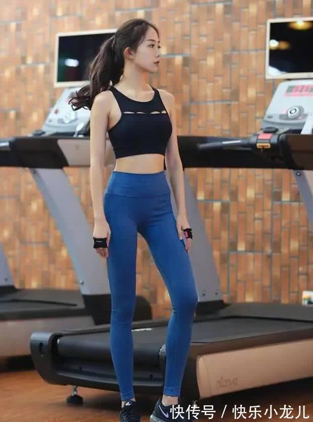 身姿 打底裤简单却不失时尚设计感,可以起到修饰显瘦的效果