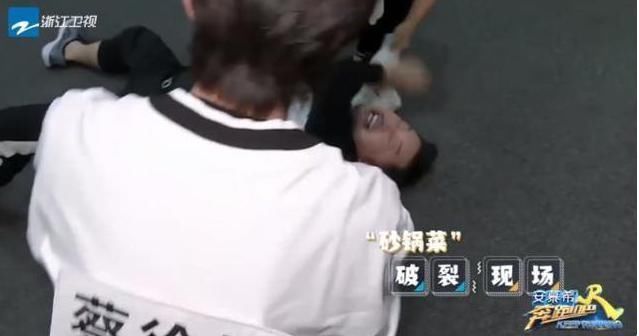 b原来跑男最难的游戏不是指压板,也不是撕名牌,难到连李晨都主动放弃