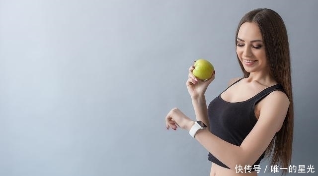 女人用百香果泡水喝,坚持一段时间,悄悄出现了4个变化!