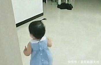 宝妈|爸爸喝醉趴厕所,妈妈生气不理,2岁女儿的举动让人直呼太暖心