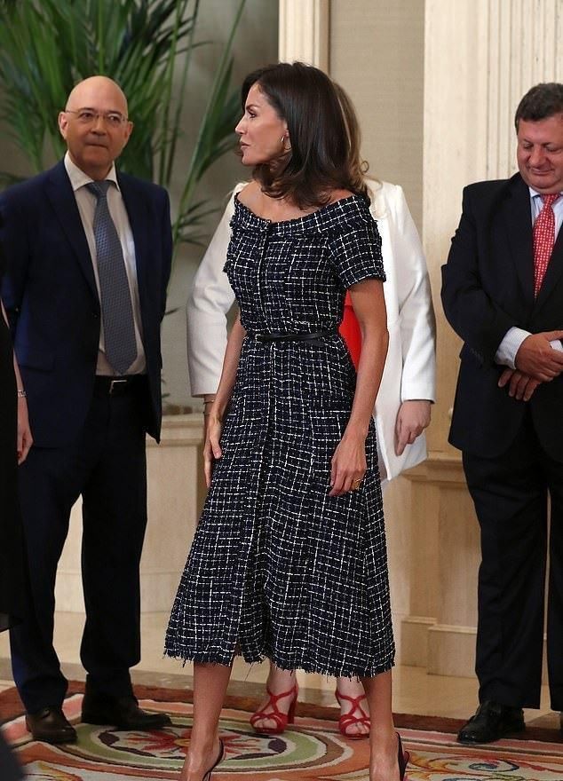 莱蒂齐亚王后|西班牙王后又穿Zara橘色灯笼袖上衣配豹纹裙真美,又要抢断货