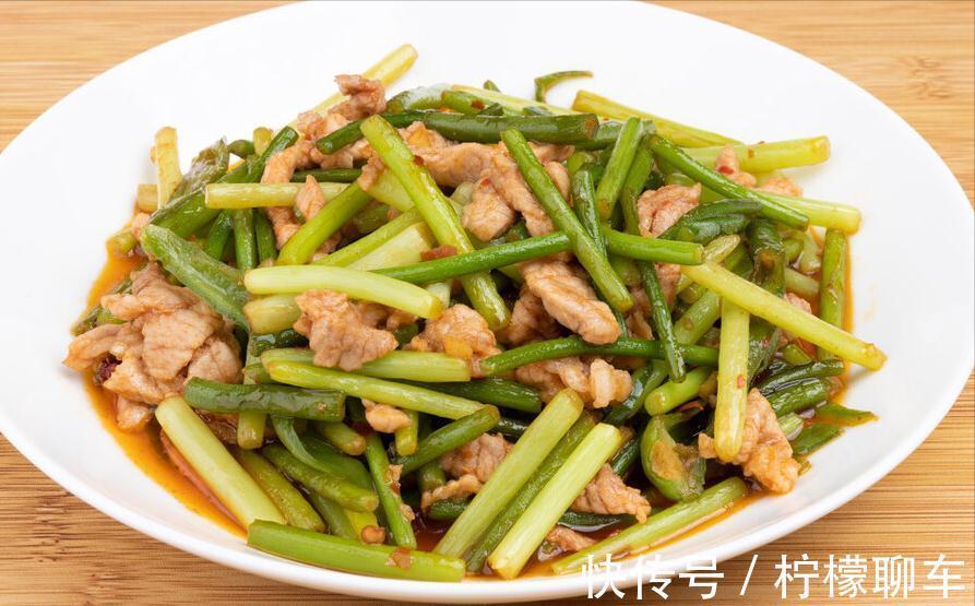 炒蒜苔，不可切完直接炒，多加1个技巧，翠绿又脆嫩，还没有怪味