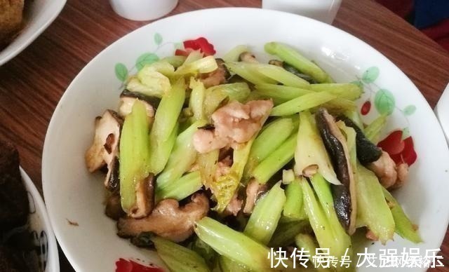 搭配|晒晒婆婆家的年夜饭,12道菜,荤素搭配有营养,简单好吃有味道