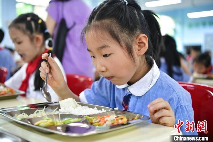 第一餐|湖北宜昌：中小学校园营养午餐正式开餐