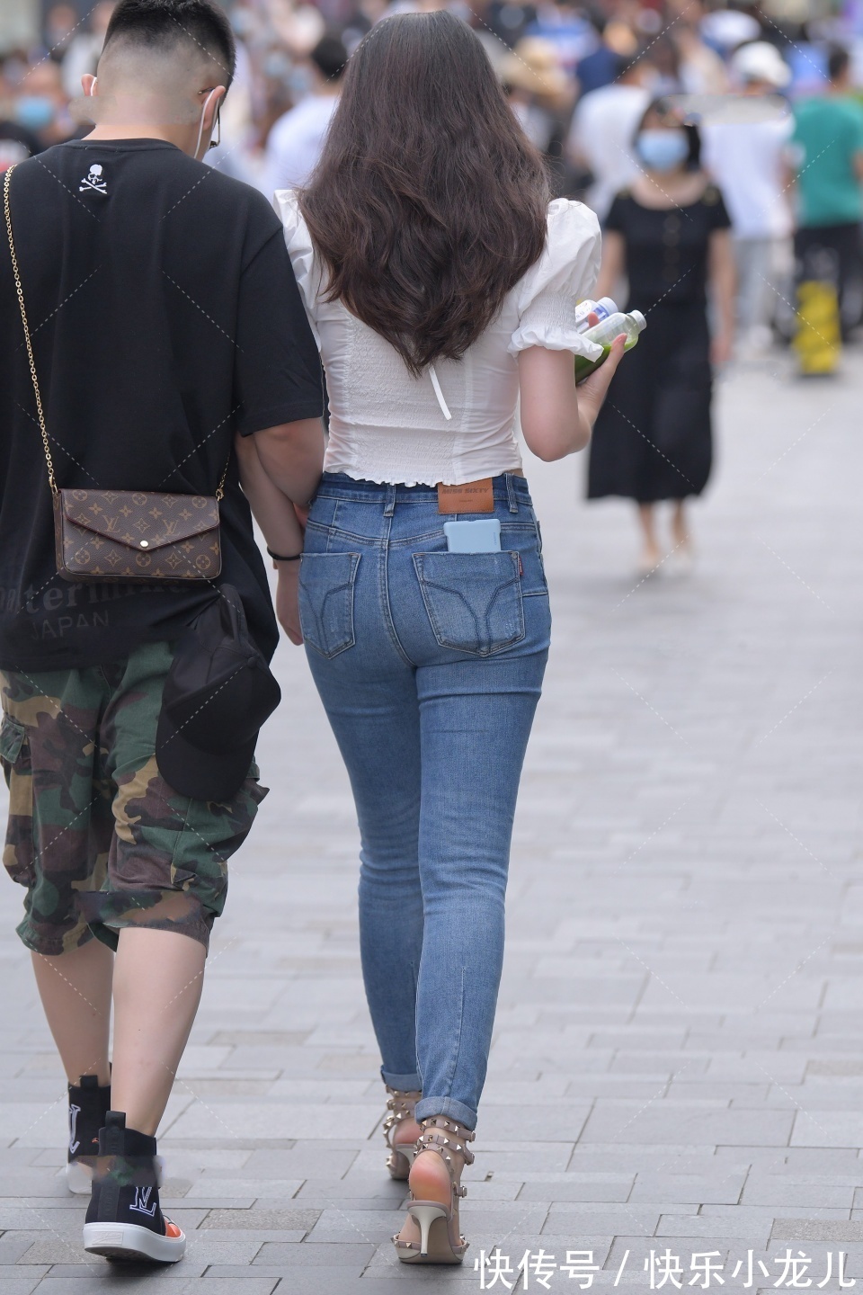 姑娘|非常优雅的北方姑娘，身穿白色泡泡裙，时尚的穿搭让男朋友很自信