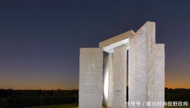 美国巨石阵：8国语言刻着10条警示恒文，中文在列，建造者成谜